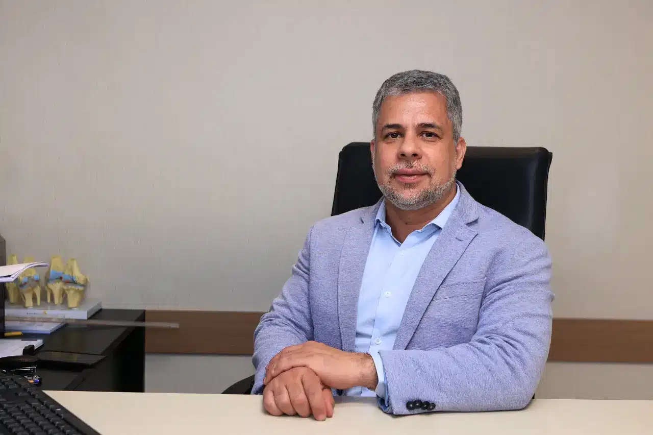 Dr. Ulbiramar Correia - Especialista em Prótese de Joelho